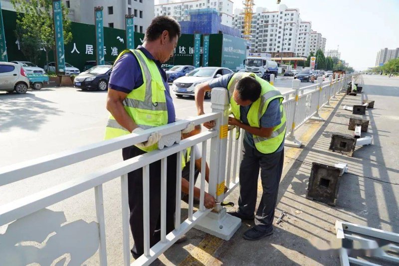 道路交通安全升级:护栏更换的重要性
